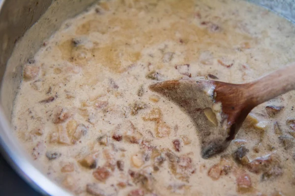 Molho Carbonara Com Cogumelos Cozinhados Uma Panela — Fotografia de Stock