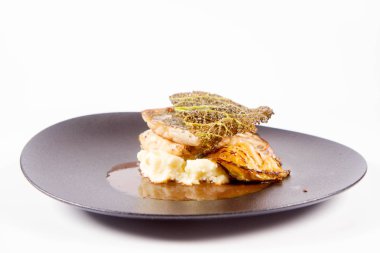 Mersin balığı, savoy lahana, mantar suyu, beyaz bir arka plan üzerinde bir tabakta tereyağlı patates püresi