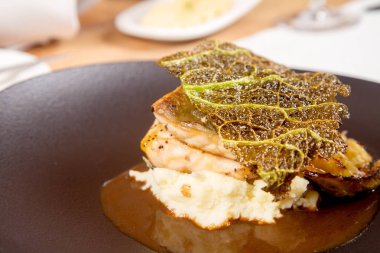 Mersin balığı, savoy lahana, mantar suyu, bir restoranda servis tereyağlı patates püresi