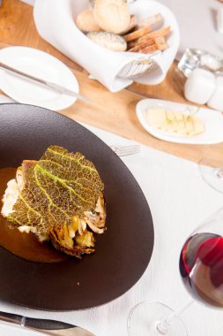 Mersin balığı, savoy lahana, mantar suyu, bir restoranda servis tereyağlı patates püresi