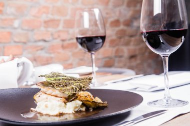 Mersin balığı, savoy lahana, mantar suyu, bir restoranda servis tereyağlı patates püresi