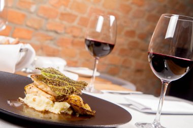 Mersin balığı, savoy lahana, mantar suyu, bir restoranda servis tereyağlı patates püresi