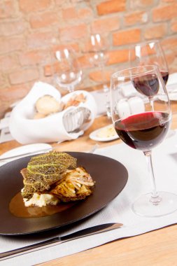 Mersin balığı, savoy lahana, mantar suyu, bir restoranda servis tereyağlı patates püresi