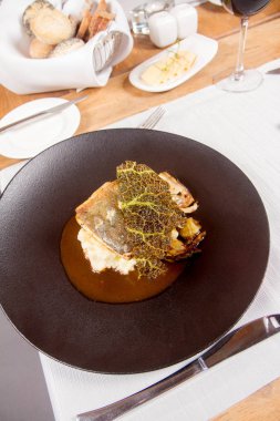 Mersin balığı, savoy lahana, mantar suyu, bir restoranda servis tereyağlı patates püresi