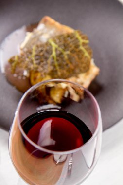 Mersin balığı, savoy lahana, mantar suyu, bir restoranda servis tereyağlı patates püresi