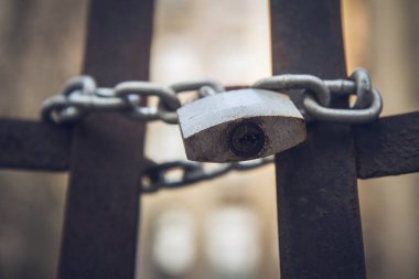 Terk edilmiş kiracı ev, ön planda bir asma kilit ile kapalı bir kapı ile - asma kilit odaklanmak