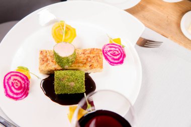 Kızarmış domuz eti bonfile gevrek patates ekmek, Marine beetroots ve yeşil biber sosu ile bir restoranda servis