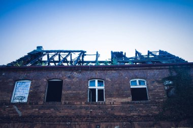 Bir ev bir yangından sonra