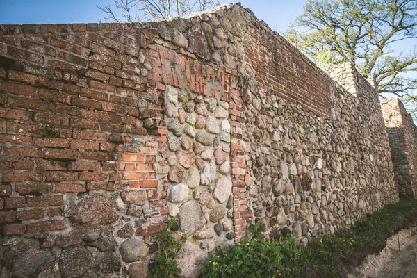 Xiii 世紀の防御的な壁で 市のベル Krajenskie 西部のポーランド — ストック写真