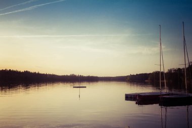 Günbatımı bir gölde