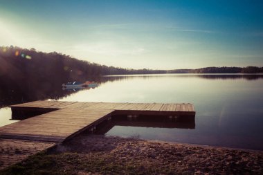 Günbatımı bir gölde