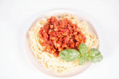 Spagetti bolognese beyaz bir arka plan üzerinde
