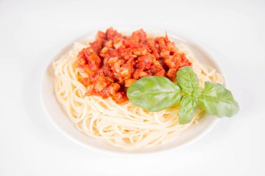 Spagetti bolognese beyaz bir arka plan üzerinde