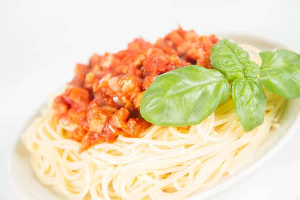 Spaghetti Bolognese Auf Weißem Hintergrund — Stockfoto