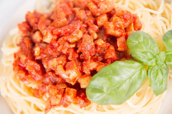 Spaghetti Bolognese Białym Tle — Zdjęcie stockowe