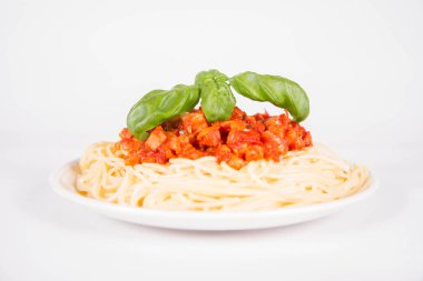 Spagetti bolognese beyaz bir arka plan üzerinde