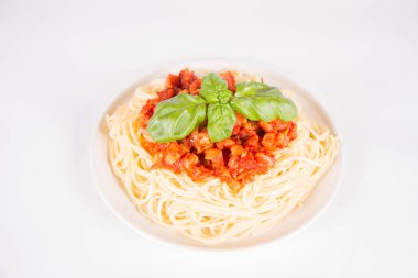 Spagetti bolognese beyaz bir arka plan üzerinde
