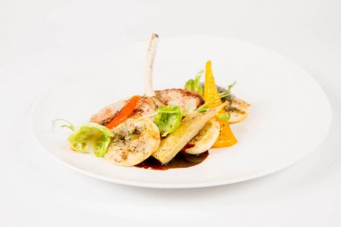 Beyaz bir arka plan üzerinde sebzeli et yemek