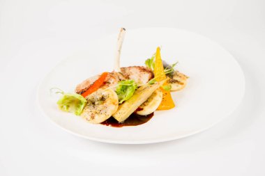 Beyaz bir arka plan üzerinde sebzeli et yemek