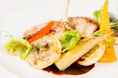 Beyaz bir arka plan üzerinde sebzeli et yemek