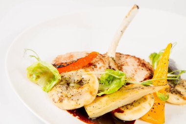 Beyaz bir arka plan üzerinde sebzeli et yemek