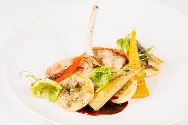 Beyaz bir arka plan üzerinde sebzeli et yemek