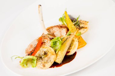 Beyaz bir arka plan üzerinde sebzeli et yemek