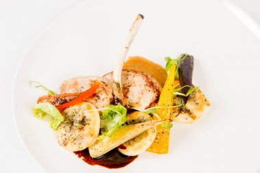 Beyaz bir arka plan üzerinde sebzeli et yemek