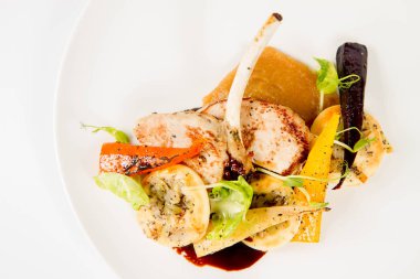 Beyaz bir arka plan üzerinde sebzeli et yemek