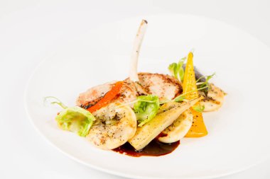 Beyaz bir arka plan üzerinde sebzeli et yemek