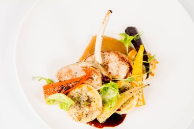 Beyaz bir arka plan üzerinde sebzeli et yemek