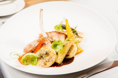 Beyaz bir arka plan üzerinde sebzeli et yemek