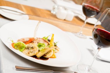 Sebzeli et yemeği bir restoranda servis