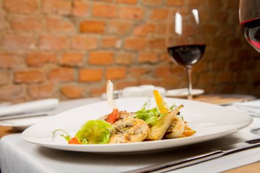 Sebzeli et yemeği bir restoranda servis