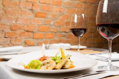 Sebzeli et yemeği bir restoranda servis