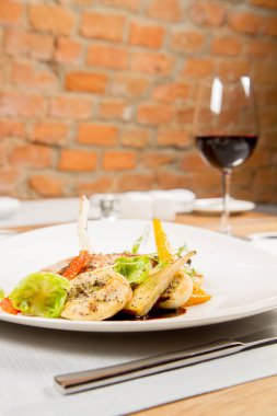 Sebzeli et yemeği bir restoranda servis