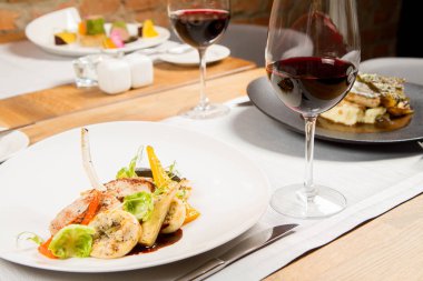 Bir restoranda farklı yemekler servis