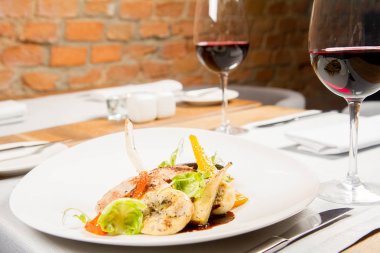 Sebzeli et yemeği bir restoranda servis