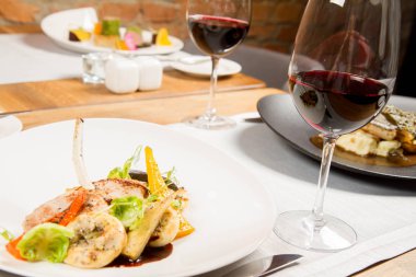 Bir restoranda farklı yemekler servis