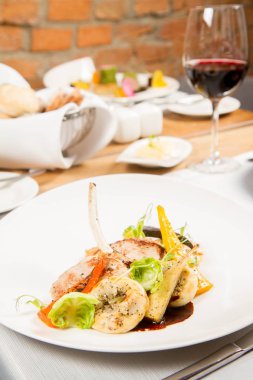 Bir restoranda farklı yemekler servis