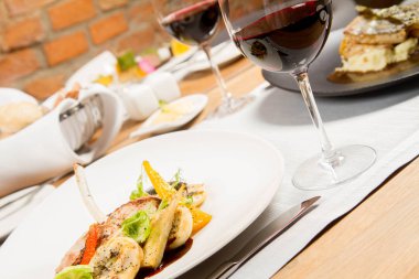 Bir restoranda farklı yemekler servis