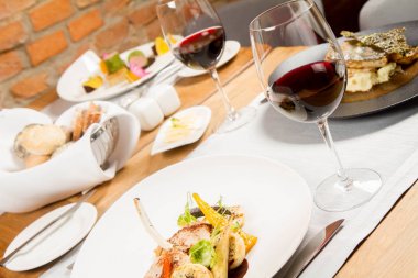 Bir restoranda farklı yemekler servis