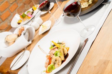 Bir restoranda farklı yemekler servis