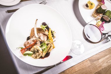 Bir restoranda farklı yemekler servis