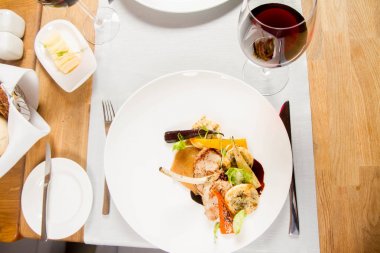 Sebzeli et yemeği bir restoranda servis