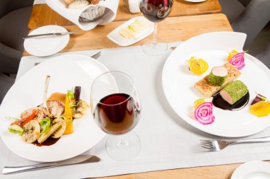 Bir restoranda farklı yemekler servis