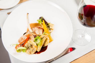 Sebzeli et yemeği bir restoranda servis