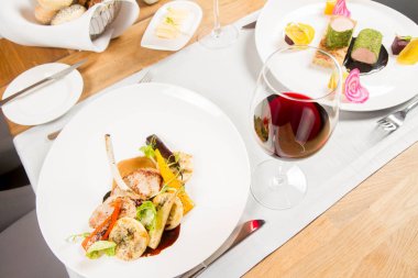 Bir restoranda farklı yemekler servis