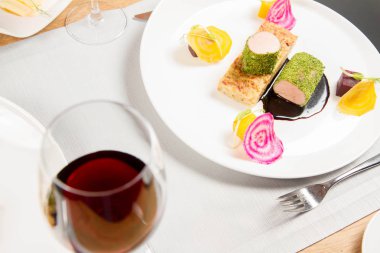 Bir restoranda farklı yemekler servis