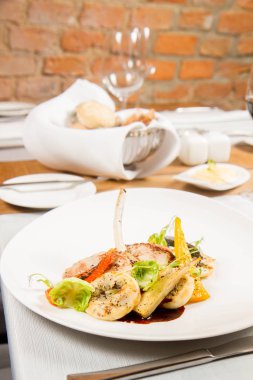 Sebzeli et yemeği bir restoranda servis